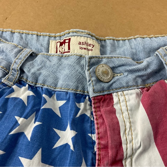 L.E.I LowRise Jean Short - Picture 5 of 9